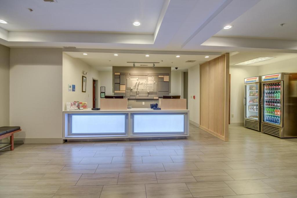 Holiday Inn Express Hotel & Suites Foley photo