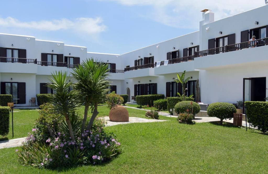 Geraniotis Beach — Hotel building in Platanias