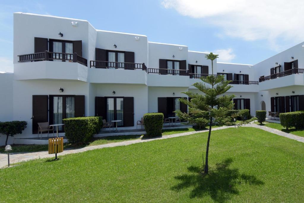 Geraniotis Beach — Hotel building in Platanias