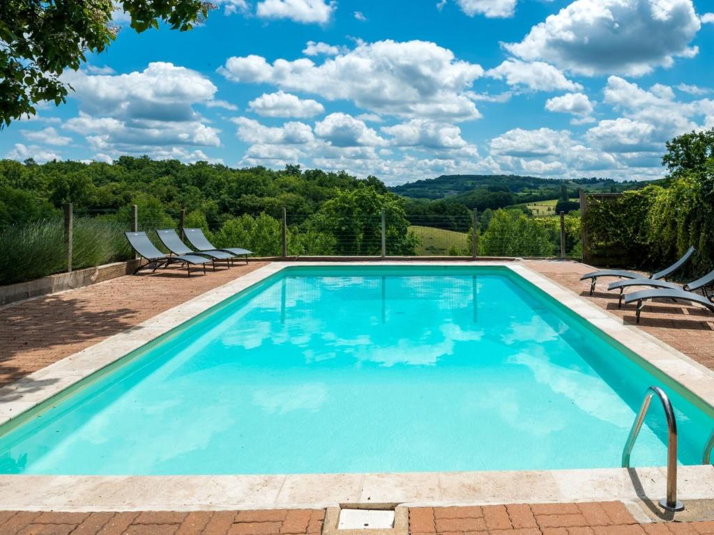 Spacious, authentic farmhouse in a hamlet with magnificent view and pool.