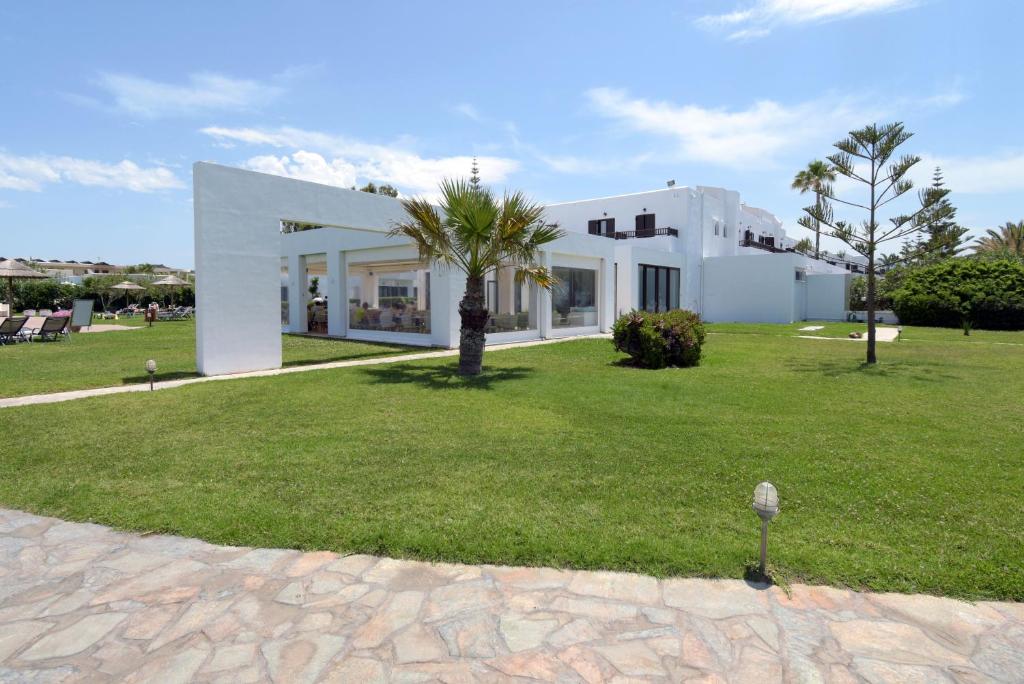 Geraniotis Beach — Hotel building in Platanias
