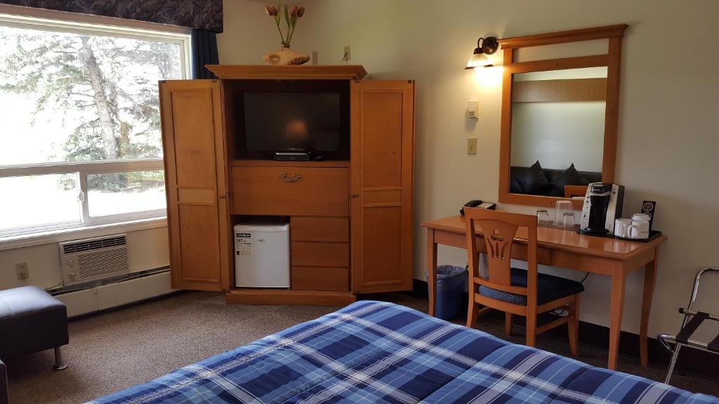Pines Motel photo