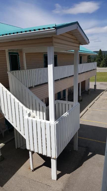 Pines Motel photo