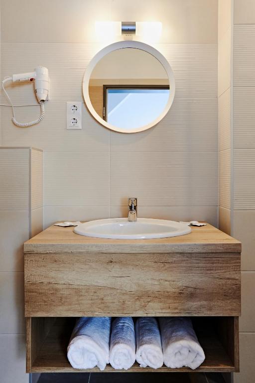Hotel Adalbert Szent Tamas haz photo