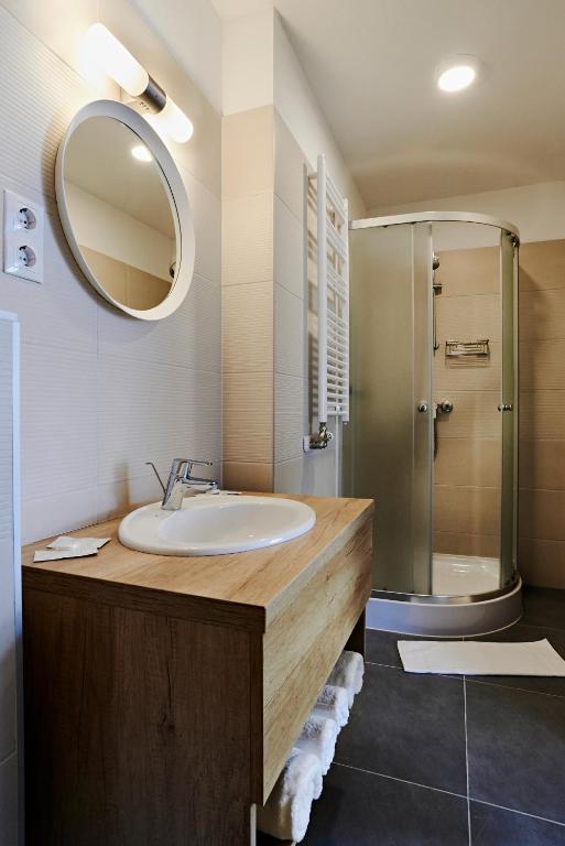Hotel Adalbert Szent Tamas haz photo