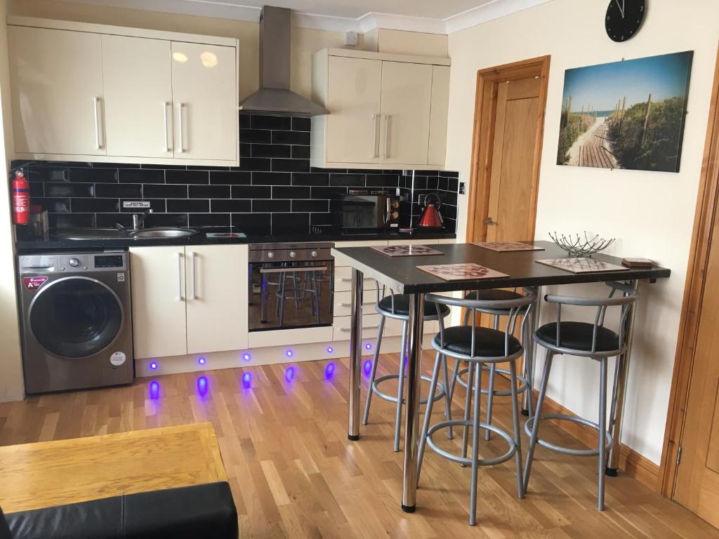 Ground floor 2 bed apartment in central location with private access to 7 miles of sandy beach (sleeps 4), Brean