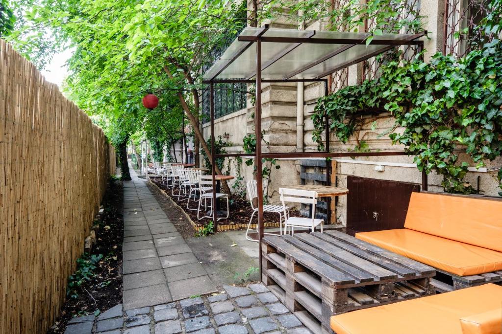 Garden, Baroque Hostel Budapest in Budapest