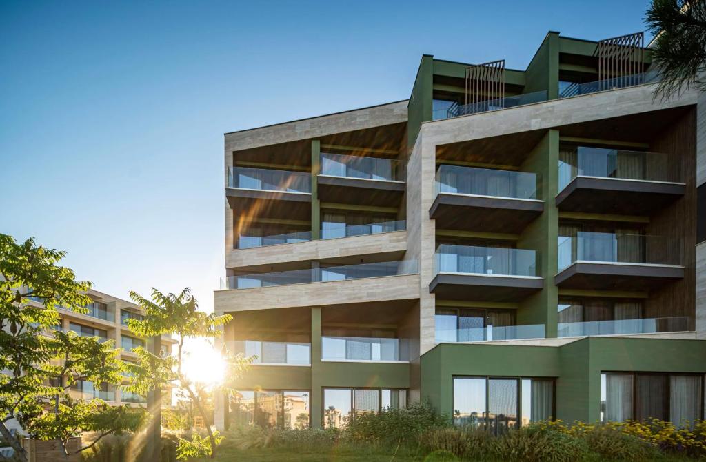 HVD Reina del Mar - Premium Spa Service & Free Parking — Hotel building in Obzor, Burgas Region