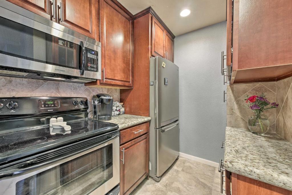 Cozy Woodlands Townhome with Deck Near Market Street photo