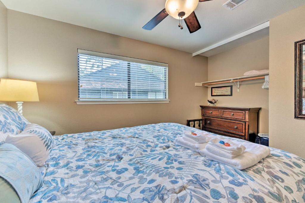 Cozy Woodlands Townhome with Deck Near Market Street photo