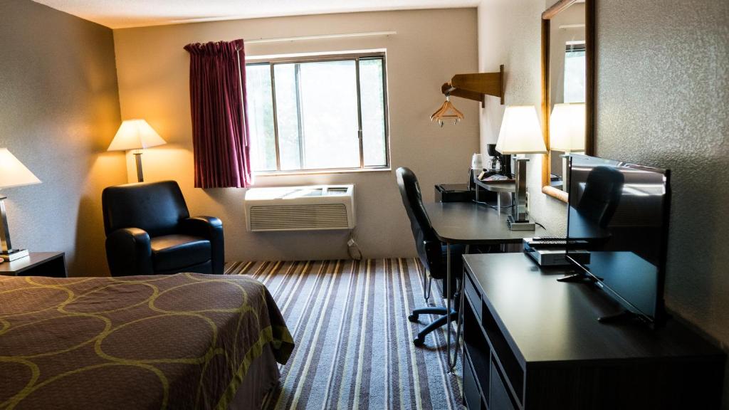Super 8 By Wyndham Groton Photo 7