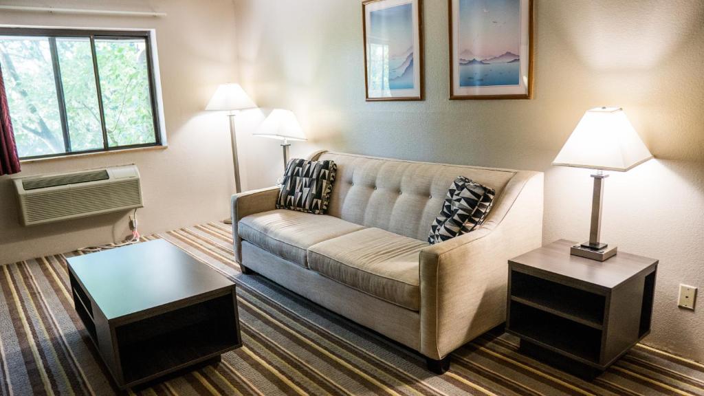 Super 8 By Wyndham Groton Photo 13