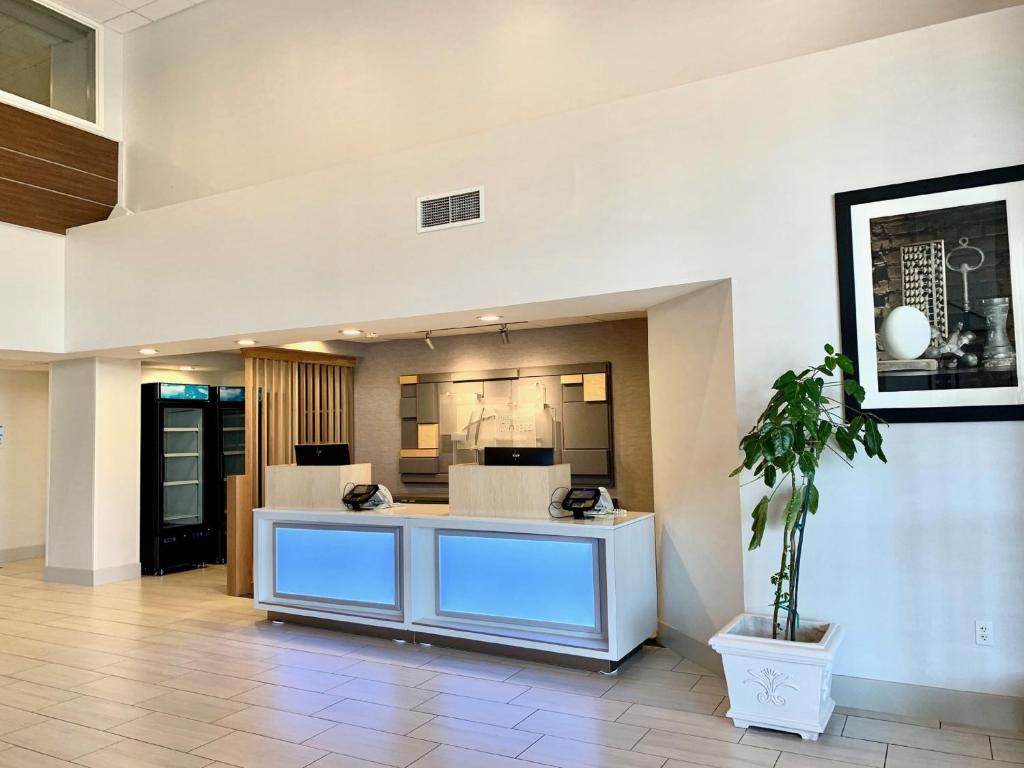 Holiday Inn Express & Suites Tracy photo