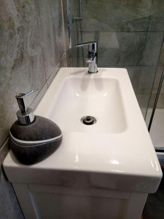 CAMERA e BAGNO PRIVATO a 3 minuti dalla Stazione photo