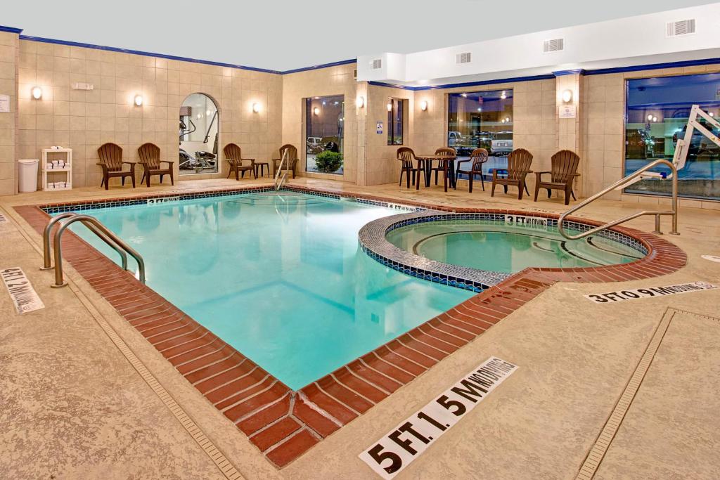 Baymont by Wyndham Decatur photo