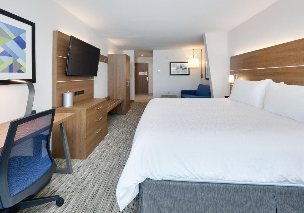 Holiday Inn Express & Suites San Antonio NW Near Seaworld by IHG
