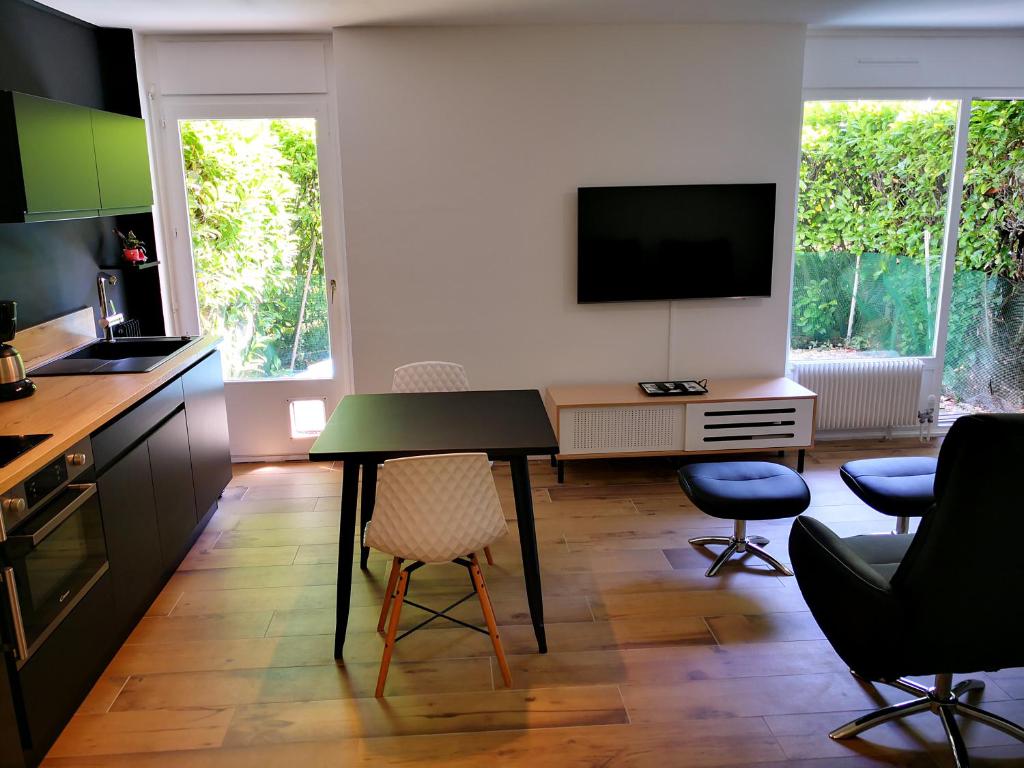 Studio moderne,parking,piscine,tennis,terrasse. - 2