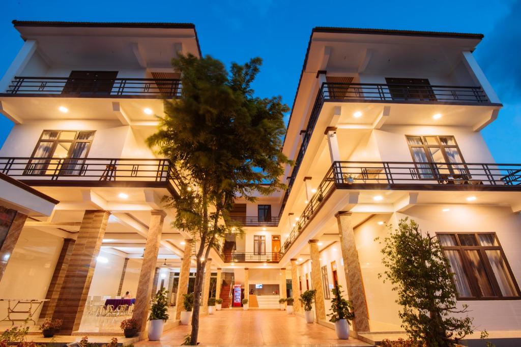Jade Hotel