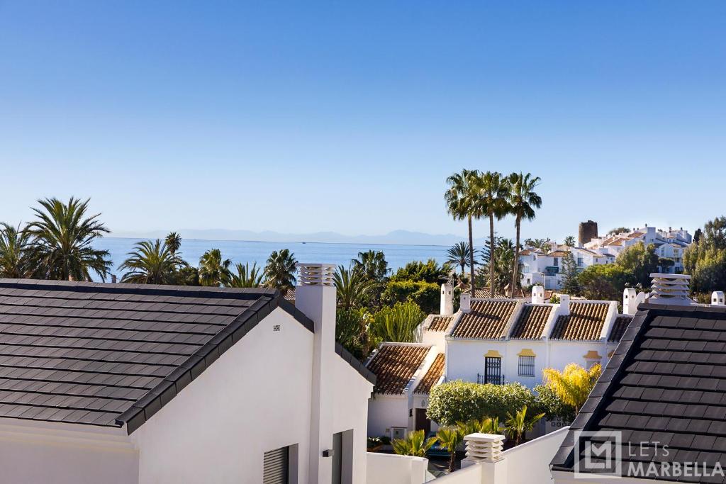 Estepona Sunsets - Modern 3-BR Beachside Apartment - 1