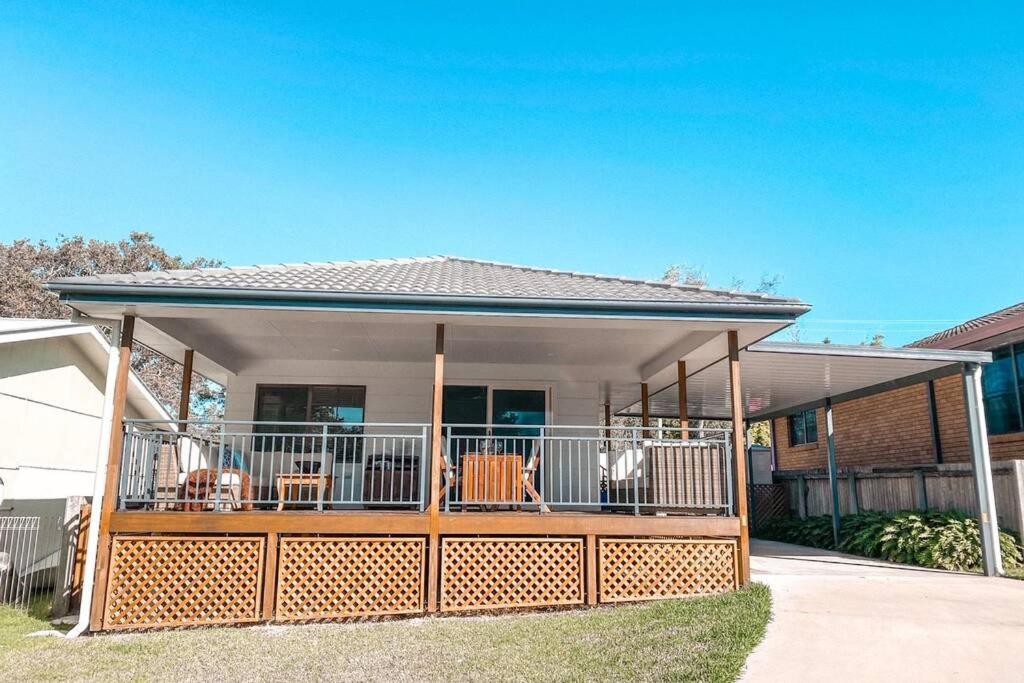 BONNY BEACH HOUSE Holiday with Pool in Bonny Hills