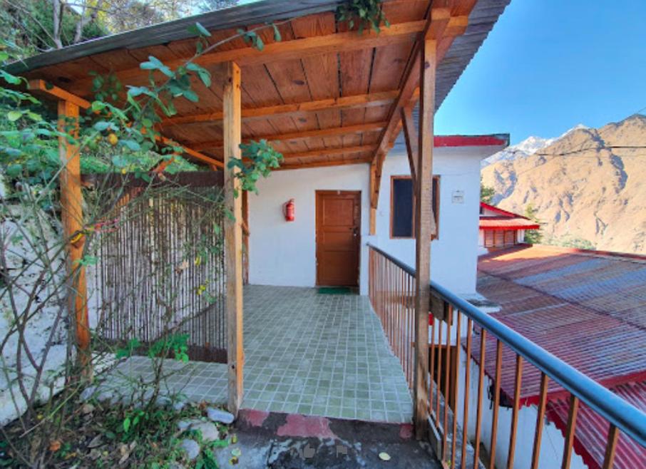 Resort With Mesmerizing Mountain Views &amp; Pine Trees — Hotel in Joshimath