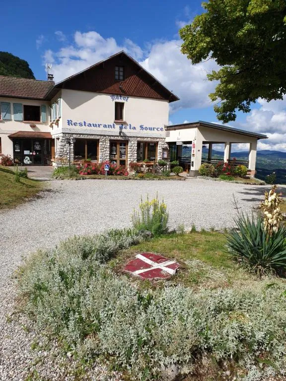 LA SOURCE Jacquet depuis 1954 Hôtel et Studio，位于Saint-Jean-de-Chevelu的酒店