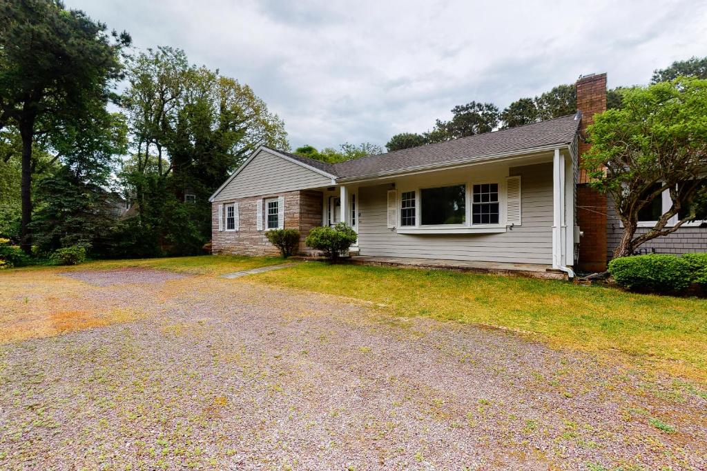 Only property. Онли проперти. Estate sale в сша. The house. Таблички перед домом в америке.