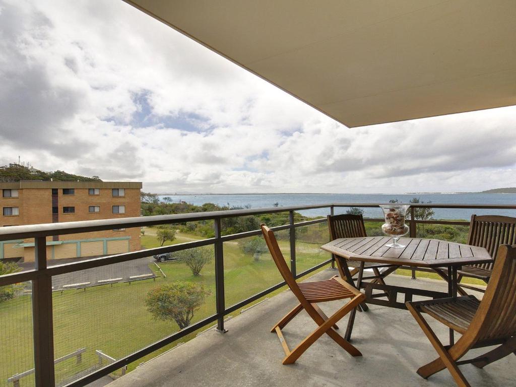 Promenade 11, 8 Intrepid Close - air conditioned unit with beautiful water views, Shoal Bay