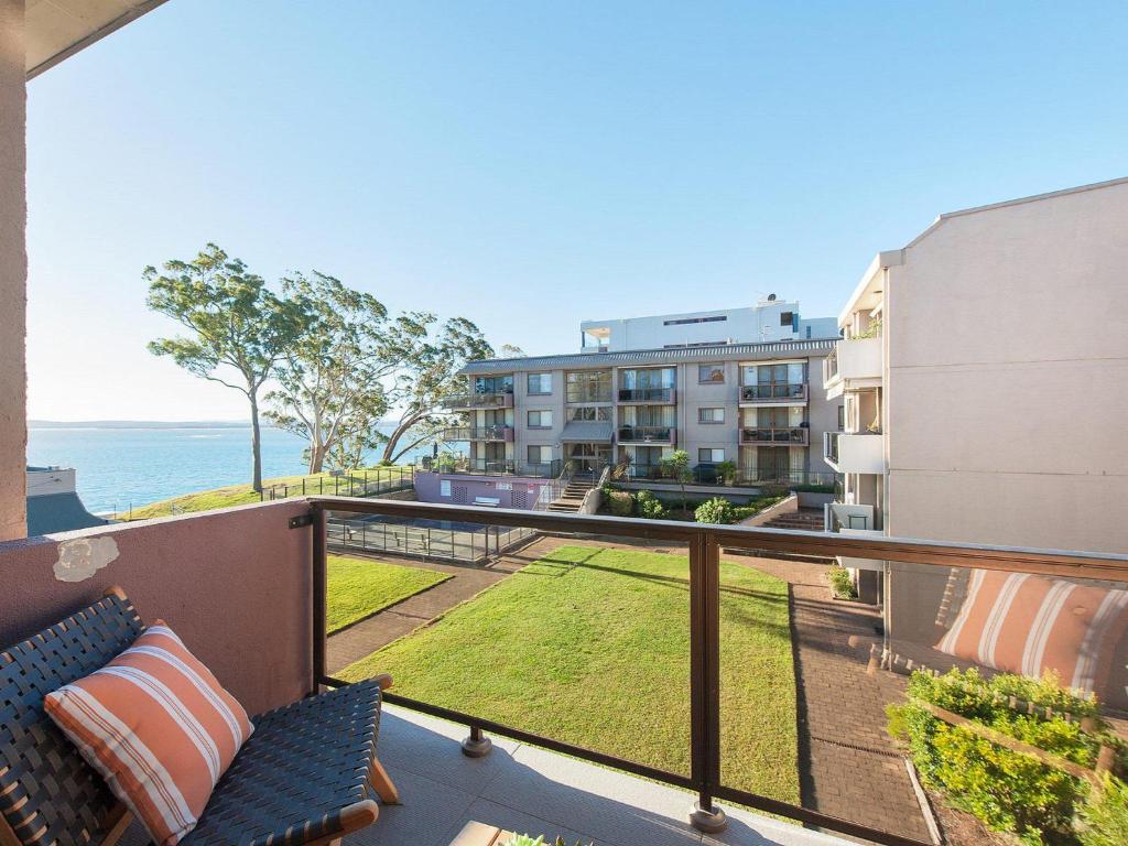 The Poplars, 24,36 Magnus Street - Unit with views, air con and wifi in a complex with a pool, Nelson Bay