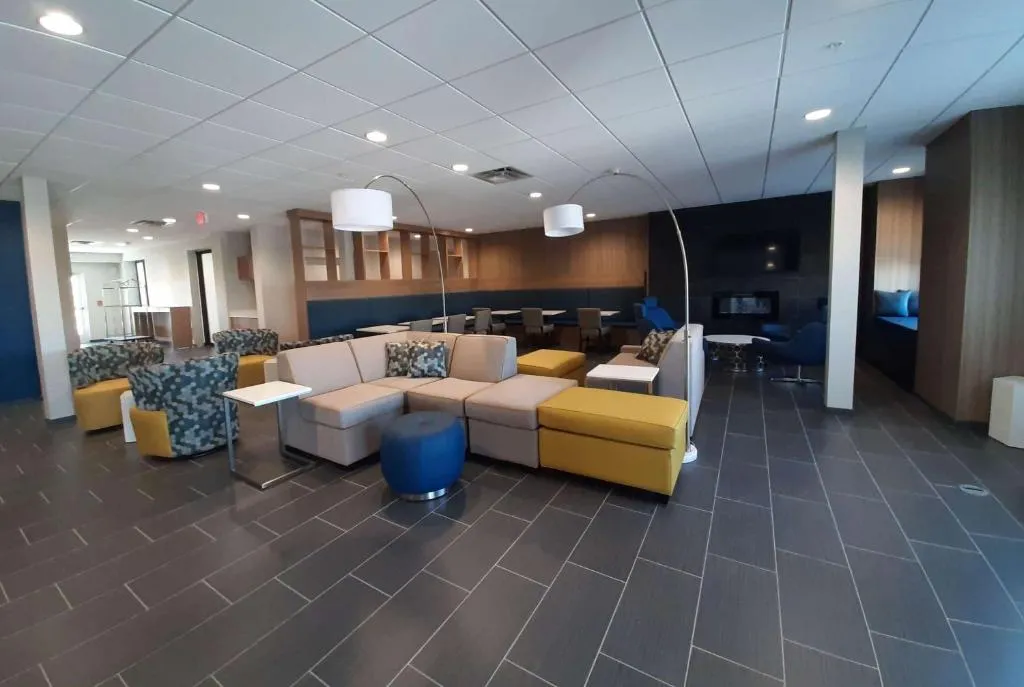 Microtel Inn & Suites by Wyndham Loveland，位于拉夫兰的酒店
