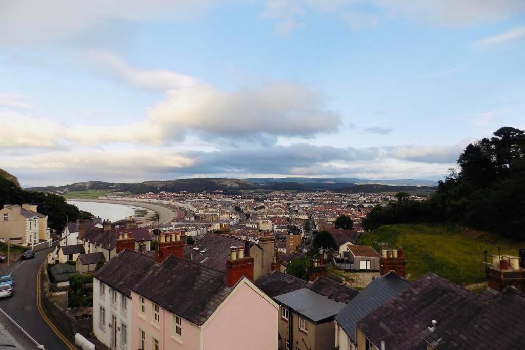 Beautiful Townhouse on The Great Orme, Llandudno PET FRIENDLY, Llandudno