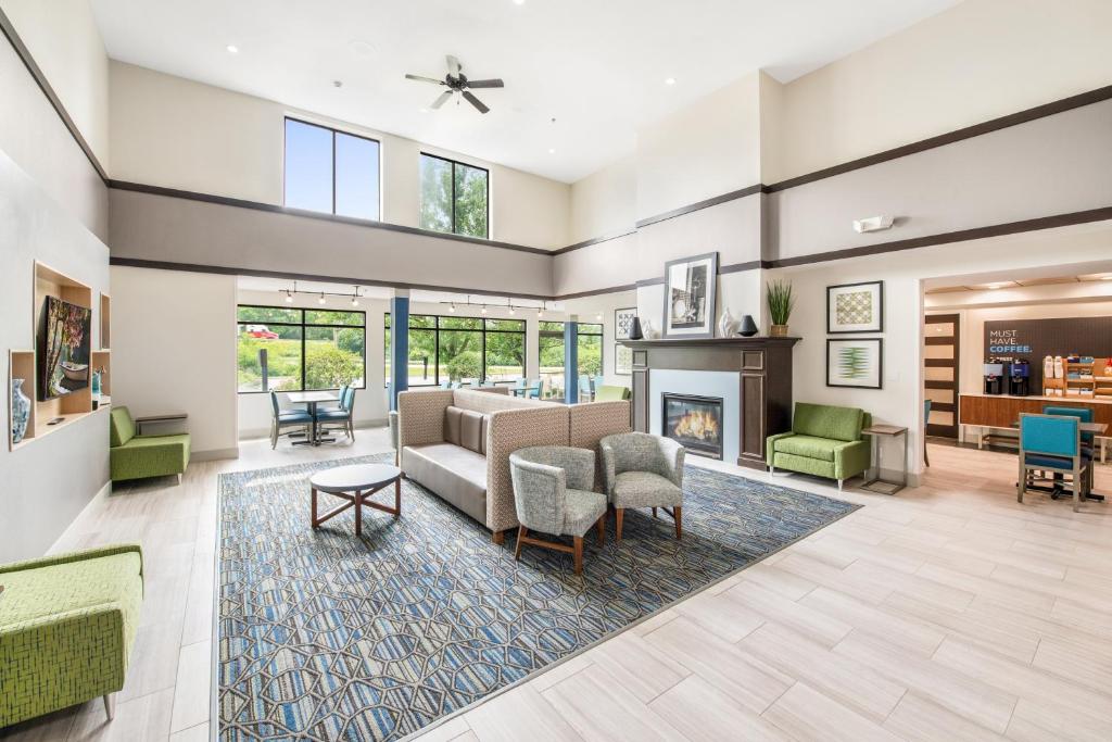 Holiday Inn Express - Delafield photo