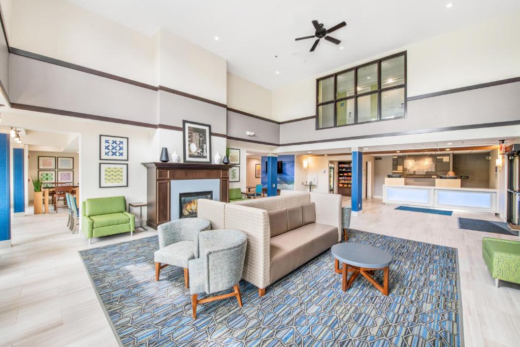 Holiday Inn Express - Delafield photo