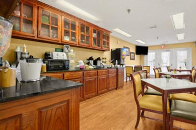 Baymont by Wyndham Waycross - Room image