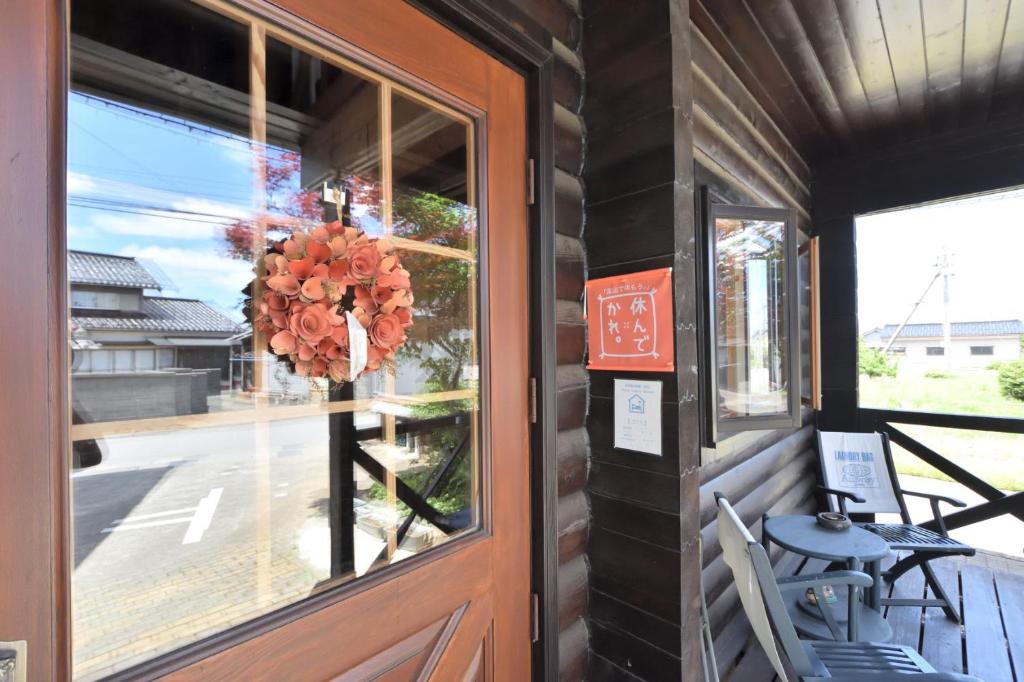 Carrefour Guesthouse    전경