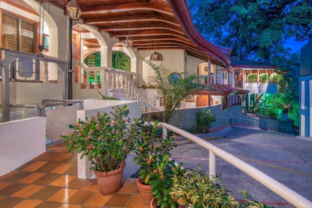 Exterior view, Hotel Villas Lirio in Quepos