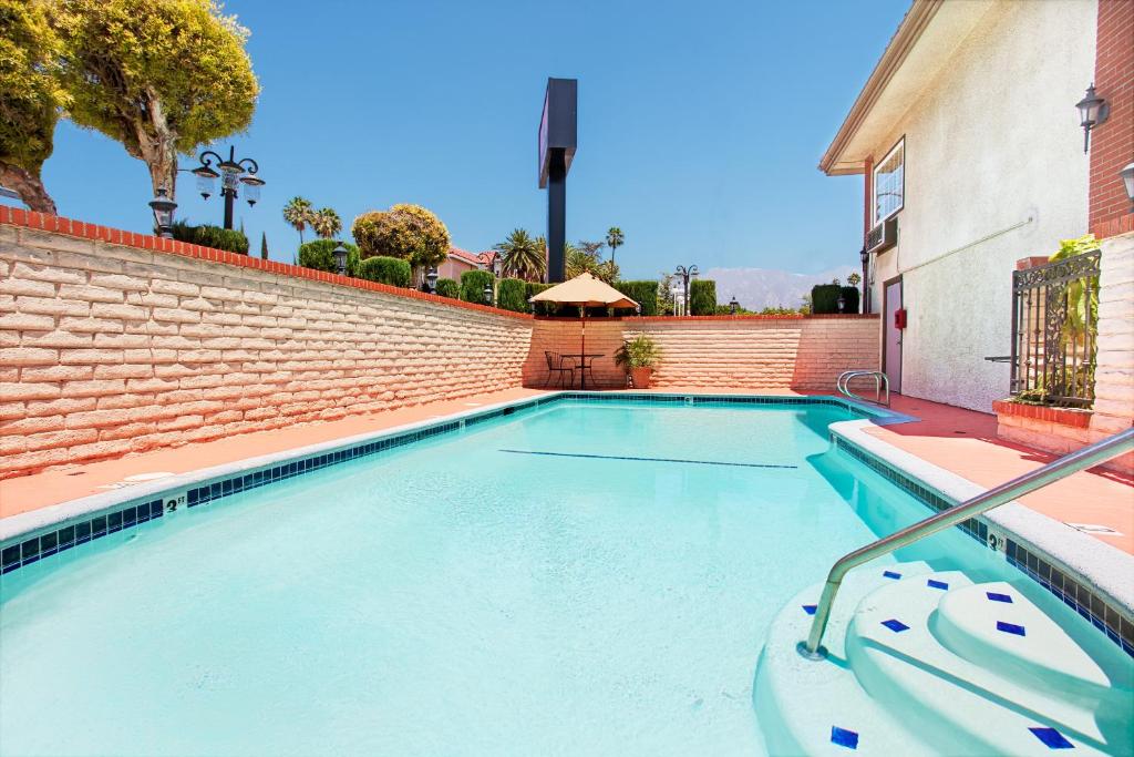 Swimming pool, Ramada by Wyndham Pasadena in Los Angeles (CA)
