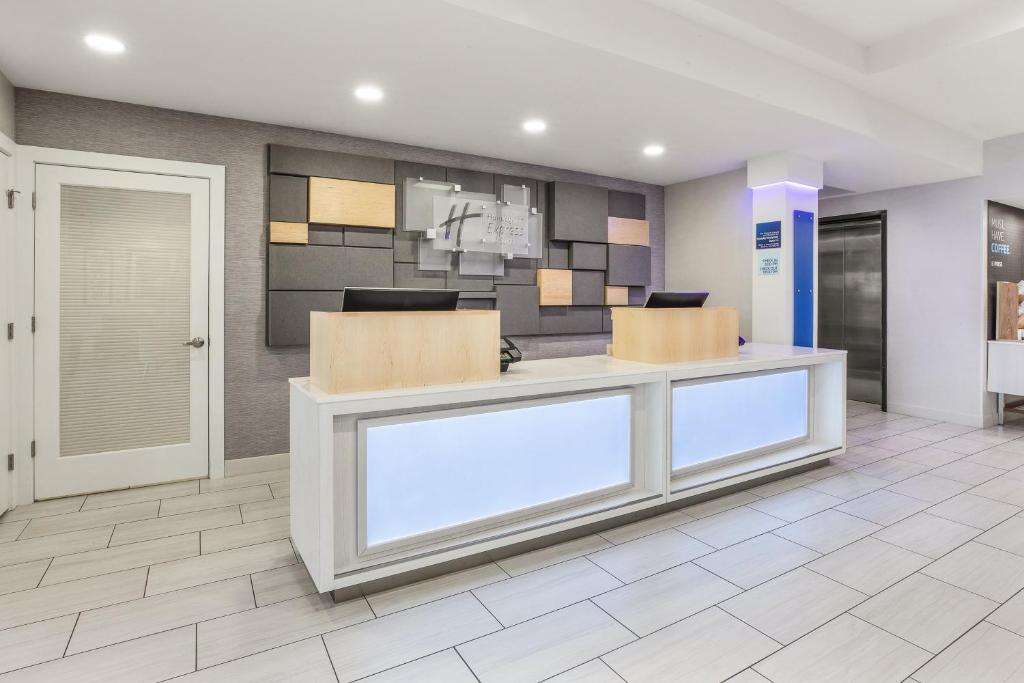 Holiday Inn Express Hotel & Suites Tacoma photo