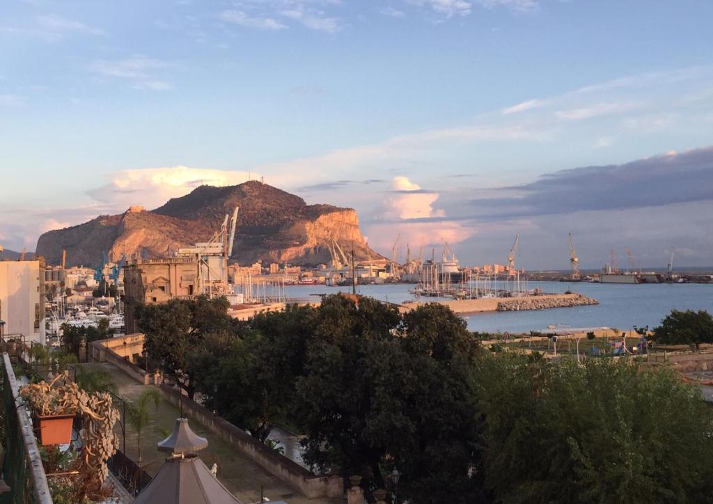 Amazing Sea View in Historic Building in Downtown by Wonderful Italy - 4
