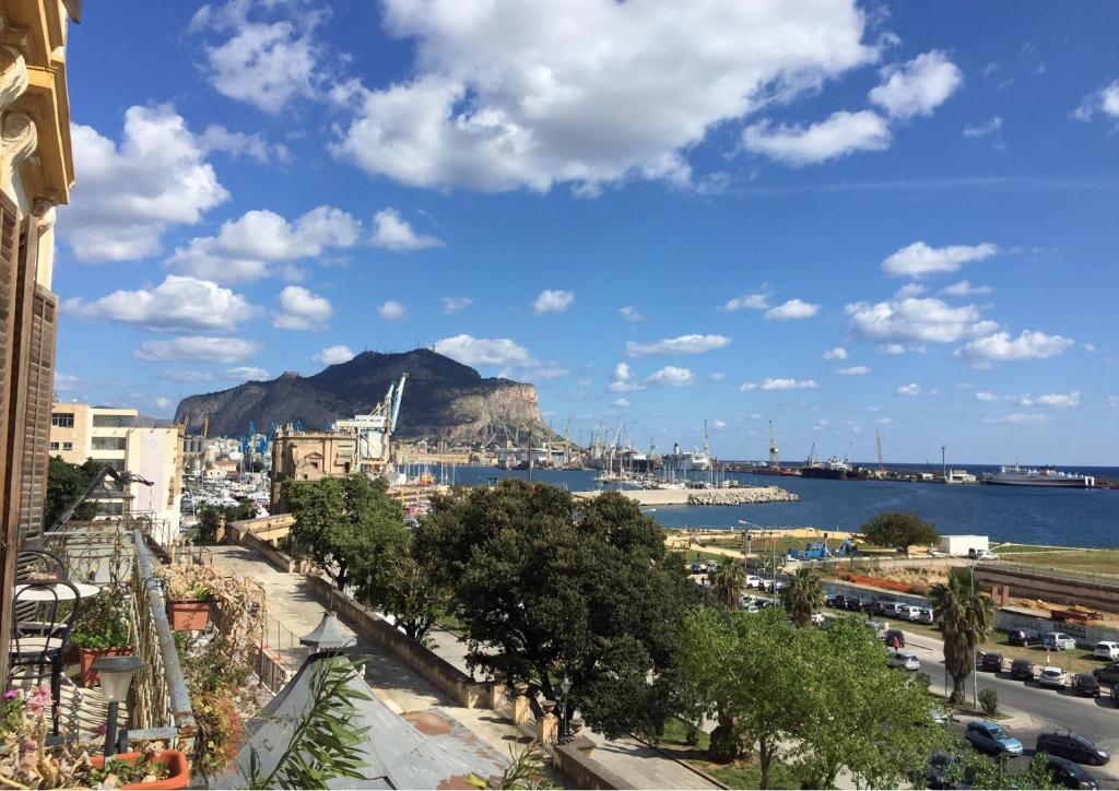 Amazing Sea View in Historic Building in Downtown by Wonderful Italy - 3