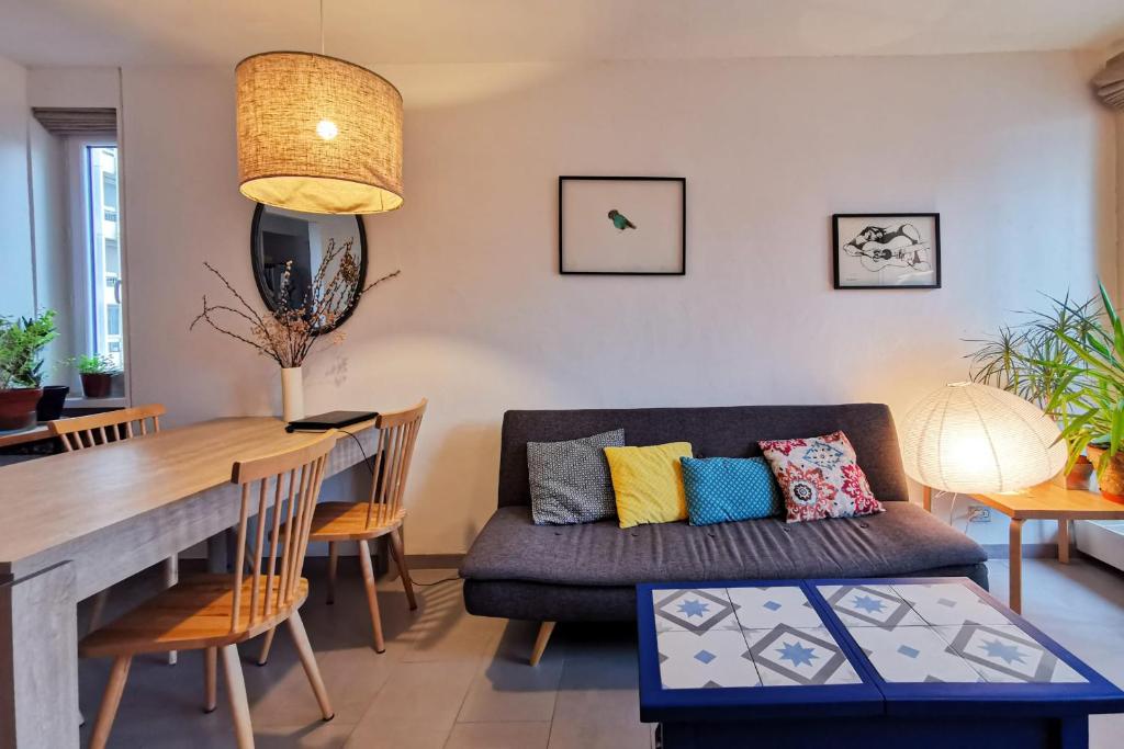 Family flats. стилизованная семья. Family flats. квартира на крестинском. семья флэт.