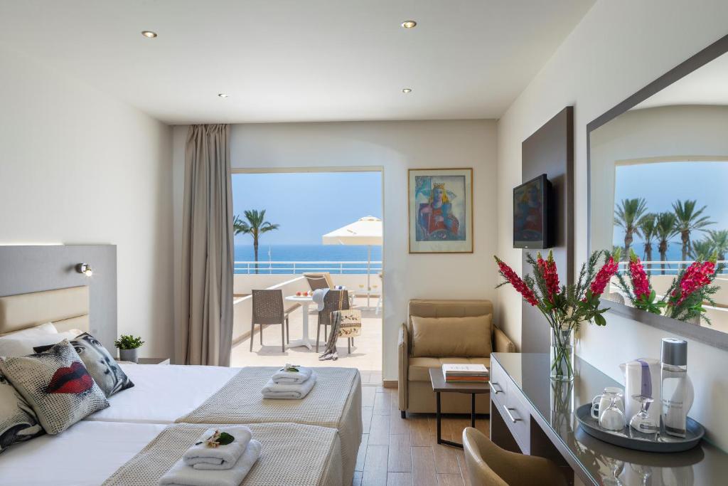 Queens Bay Hotel Photo 32