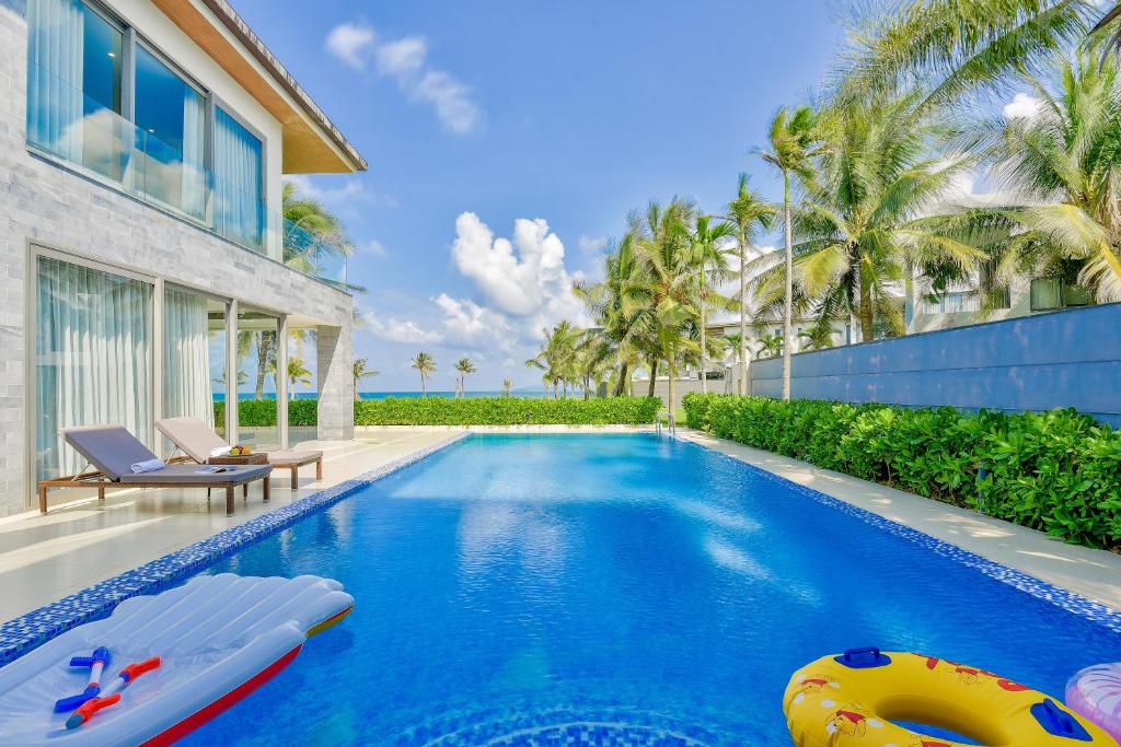 Villa 7 Bedroom  Beachfront & Luxury