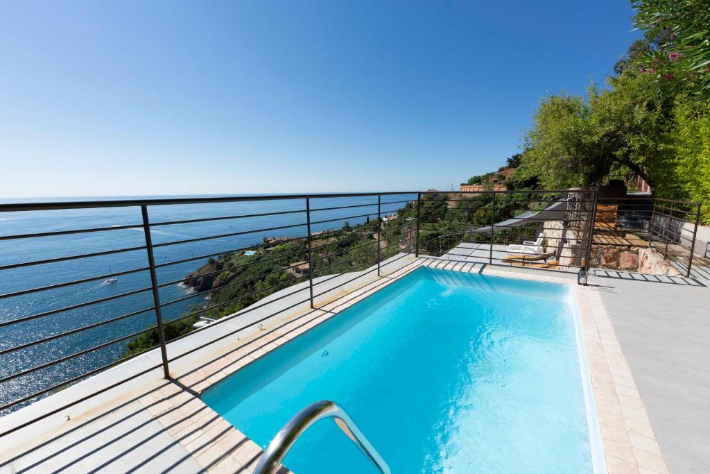 Breathtaking luxurious villa with sea-view in Théoule sur Mer - 2