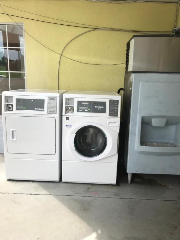 Econo Lodge Inn & Suites Photo 2