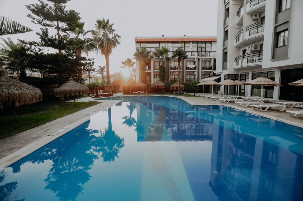Swimming pool, PIRIL HOTEL THERMAL BEAUTY SPA in Cesme