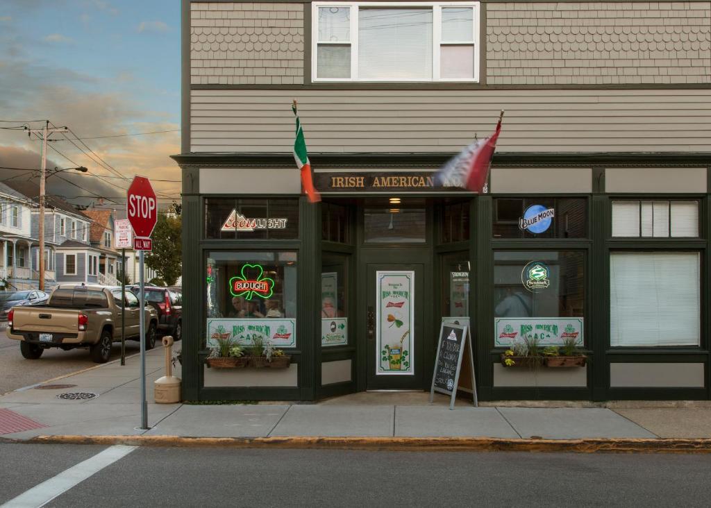 Irish American INN — Hotel in Newport (RI)