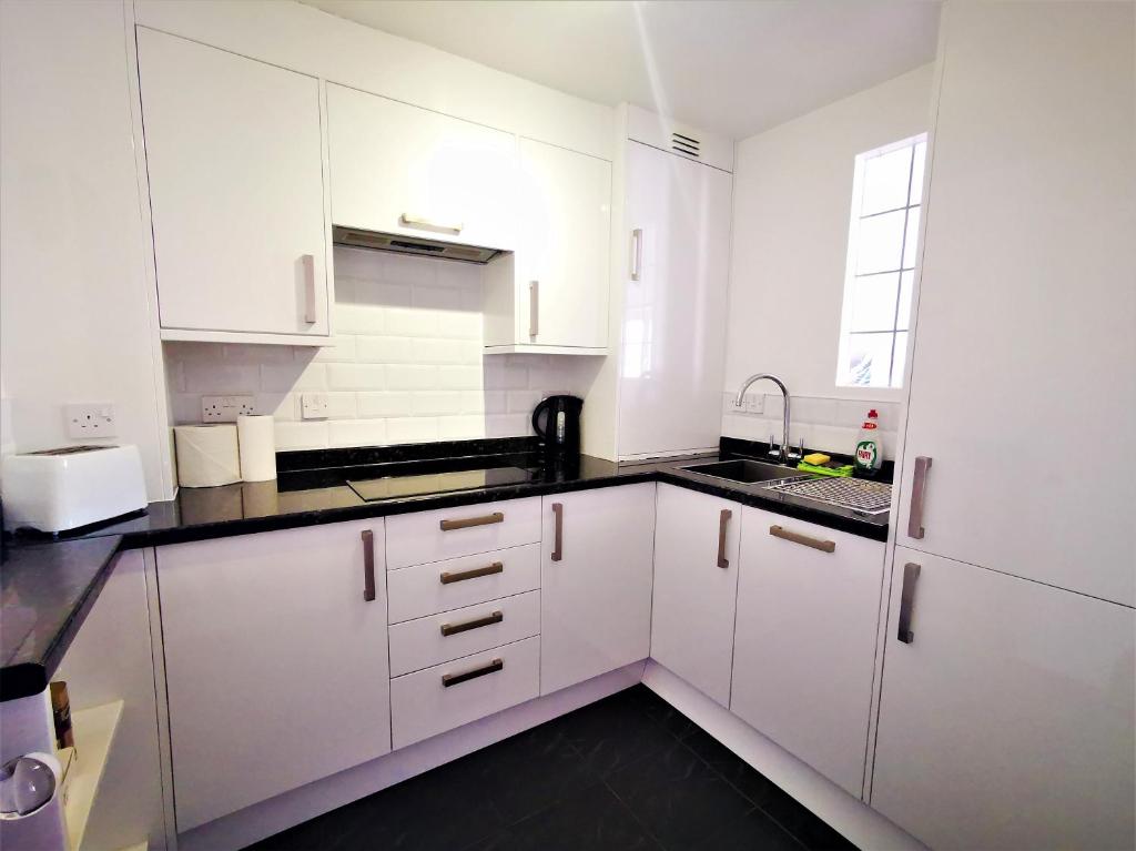 Marina Apartment with Parking and Balcony, Brighton photo 5
