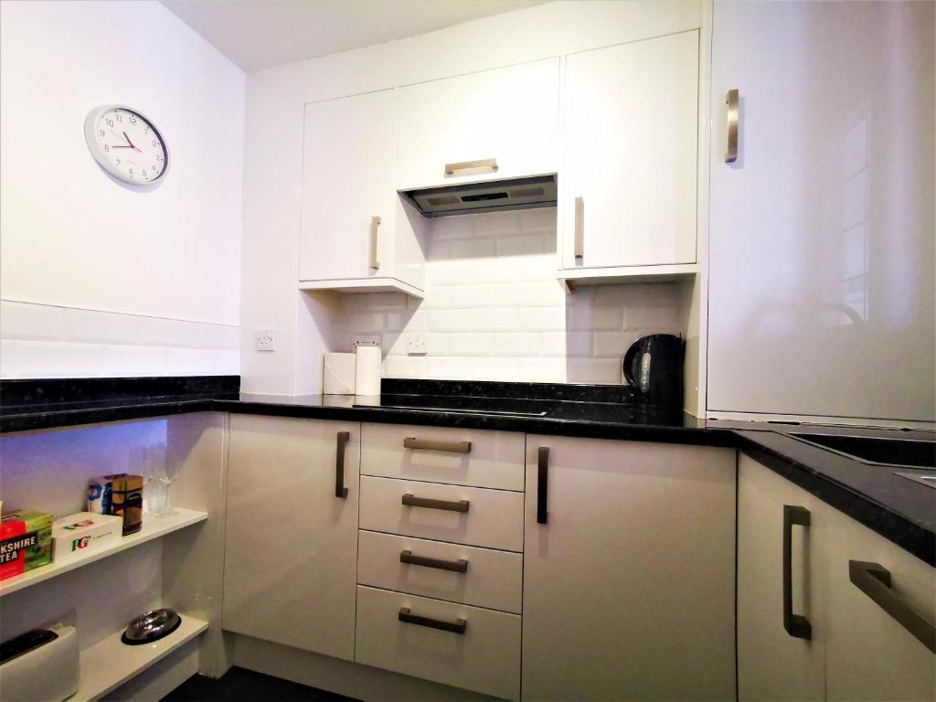 Marina Apartment with Parking and Balcony, Brighton photo 6