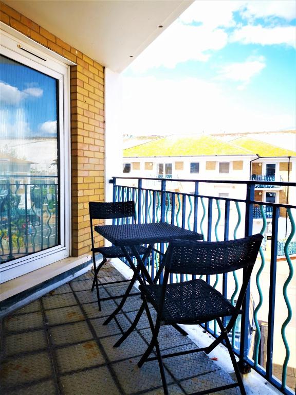 Marina Apartment with Parking and Balcony, Brighton photo 4